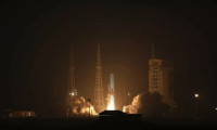 İran yerli roketle uzaya 3 uydu birden fırlattı