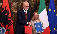 Arnavutluk'tan İtalya ile 'göç anlaşması'a yeşil ışık 