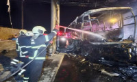 Beton bariyere çarpan yolcu otobüsü alev alev yandı: 6 yaralı