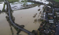 İngiltere'de fırtına nehirleri taşırdı, yüzlerce sel oluştu