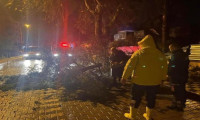 Çanakkale'de fırtına: Ağaç yola devrildi
