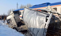 Hemzemin geçitte feci kaza: Tren TIR’a çarptı