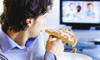 Uzmanlar, televizyon karşısında yemek yiyenleri uyardı