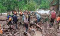Endonezya'da sel ve toprak kayması : En az 21 kişi hayatını kaybetti