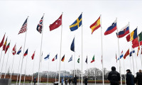 İsveç bayrağı NATO karargahında yerini aldı