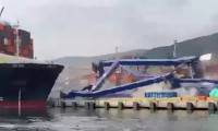 Konteyner yüklü gemi limana çarptı: Limandaki vinçler devrildi