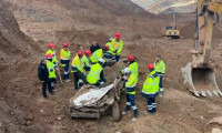  Erzincan İliç'te toprak altında kalan kamyonet bulundu