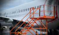 Boeing'de kriz bitmiyor: Yolcu uçağının motor kapağı düştü!