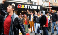 Galatasaraylı taraftarlara çirkin saldırı