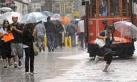İstanbul'da ani yağmur zor anlar yaşattı