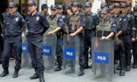 Polis Taksim'de etten duvar ördü