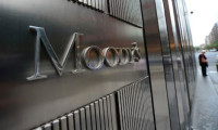 Moody's bir bankanın görünümünü düşürdü