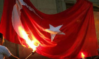 Türk bayrağını yaktılar