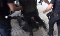 ​Taksim'de polisten kadın eylemciye tekme