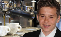 Beckham’ın oğlu kafede garson!