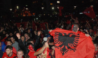 Arnavutluk sokağa döküldü