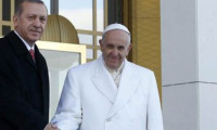 Papa geldi AK Saray'ı dünya izliyor