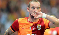 Wesley Sneijder Hagi'yi yakalıyor