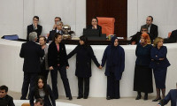 AK Partili kadın vekiller zincir oluşturdu
