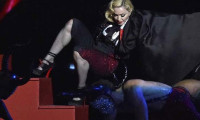 Madonna sahneden düştü!