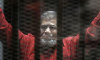 Mursi, idam mahkumu kıyafetiyle mahkemede