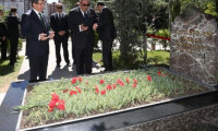 Bahçeli Türkeş'in mezarını zemzemle yıkattı
