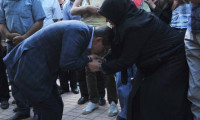 Davutoğlu o annenin elini öptü