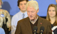 Bill Clinton eşi için seçim meydanında