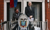Assange'dan balkonda zafer konuşması