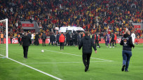 Göztepe ile Altay maçı çıkan olaylar nedeniyle tatil edildi