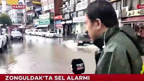 Sağanak haberi sunan TRT Haber muhabiri rögara düştü