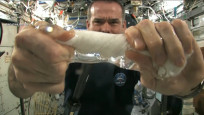 Uzayda ıslak havlu sıkan astronot