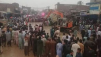 Pakistan'da kamyon otobüsün üzerine devrildi: 13 ölü