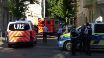 Alman polisi eli bıçaklı genci silahla vurarak öldürdü