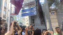 İstanbul'da İranlı Mahsa Amini için 'saçtan bayraklı' protesto