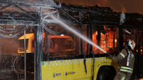 Seyir halindeki İETT otobüsü cayır cayır yandı