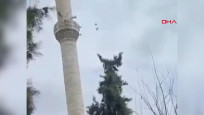Adana'da cami minaresi depremin şiddetiyle yıkıldı