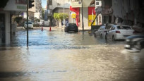 Sokaklar su altında: Deprem sonrası deniz taştı!