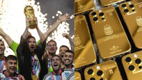 Messi'den takım arkadaşlarına 24 karatlık altın iPhone