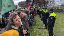 Hollanda'da çevreciler Eindhoven Havalimanı'nda gösteri düzenledi