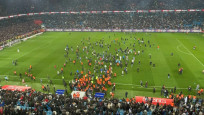 Trabzon'da taraftarlar sahaya girdi, F.Bahçeli futbolculara saldırdı