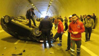 Tünelde kaza trafiği kilitledi