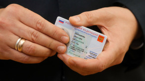 Rusya çipli pasaport projesini askıya aldı