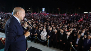 Erdoğan’dan tarihi balkon konuşması: Faiz indi, enflasyon da inecek