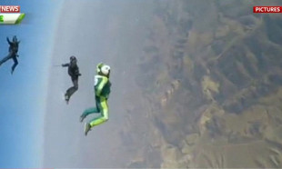 7620 metreden paraşütsüz atladı
