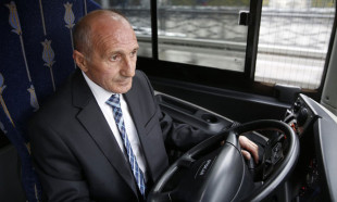 İETT'nin fenomen şoförü Hikmet Yılmaz emekliliğe uğurlandı