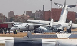 Sudan'da askeri uçaklar pistte böyle çarpıştı