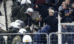 Yunanistan'da Ajax taraftarlarına polis dayağı