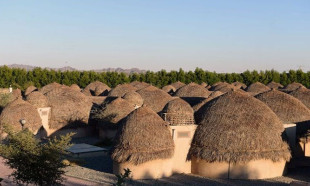 İran'da hurma yapraklarından inşa edilen otel turistlerin ilgi odağı