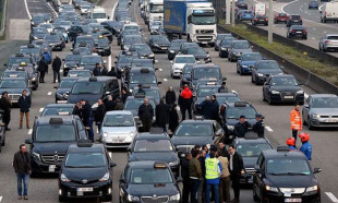 Belçika'da Uber yüzlerce araçla protesto edildi